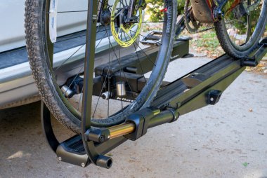 Fort Collins, CO, ABD - 25 Ekim 2024: Kontrol noktası SL6 çakıl bisikleti Toyota 4Runner 4Runner SUV 'nin arkasında Kuat piston askılığı ile monte edildi.