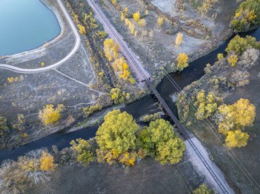 Fort Collins yakınlarındaki demiryolu ve Poudre Nehri 'nin bulunduğu Colorado manzarası.