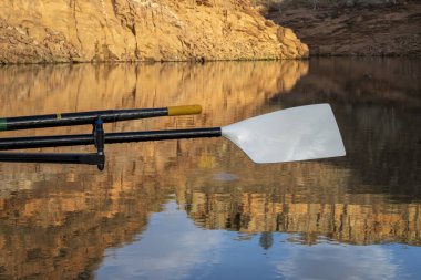 Colorado 'da sonbahar manzarasında Horsetooth Reservoir' ın kumtaşı kanyonunda kıyı kabuğu kürekleri