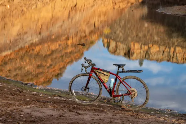 Colorado 'da Horsetooth Reservoir sahilinde çakıl bisikleti