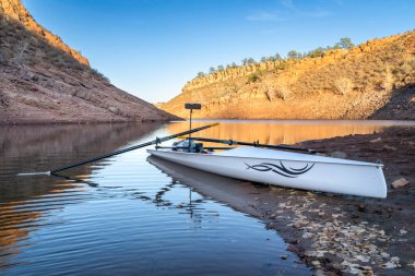 Colorado 'daki Horsetooth Reservoir kumtaşı kanyonunda kıyı kabuğu sonbahar manzarasında