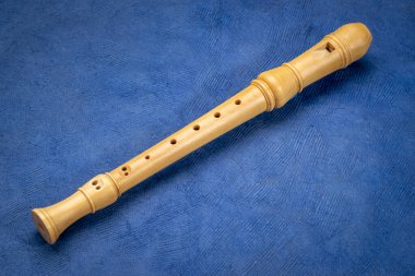 ahşap flüt enstrümanı, klasik Alman tarzı, sanat kağıdına karşı.