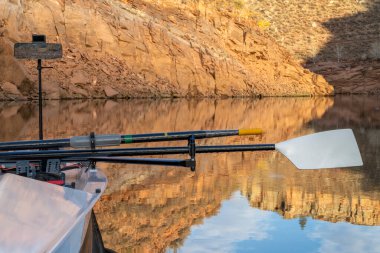 Colorado 'da sonbahar manzarasında Horsetooth Reservoir' ın kumtaşı kanyonunda kıyı kabuğu kürekleri
