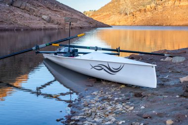 Colorado 'daki Horsetooth Reservoir kumtaşı kanyonunda kıyı kabuğu sonbahar manzarasında