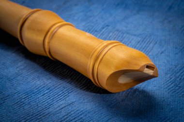 Ağızlığı ya da gagası tahta flüt enstrümanı, klasik Alman tarzı, sanat kağıdına karşı.