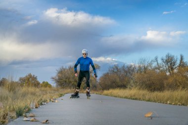 Colorado, Poudre nehir izinde üst düzey atletik erkek paten geç sahne düşmek