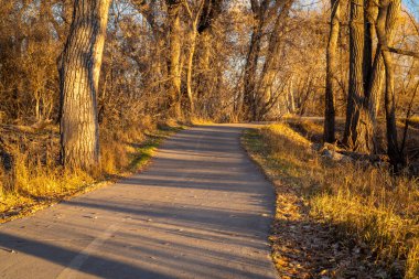 Fort Collins, Colorado 'da Poudre Irmağı boyunca asfaltlı bisiklet yolu, sonbahar manzarası