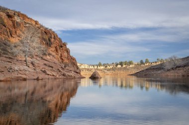 Kuzey Colorado 'daki Rocky Dağları eteklerindeki At Dişi Barajı sonbahar veya kış manzarası