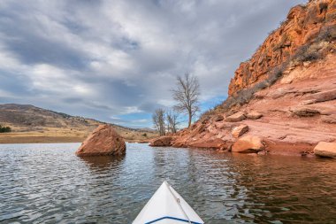 Fort Collins, Colorado yakınlarındaki Horsetooth Barajı 'nda kayak yaparken POV Paddler perspektifi