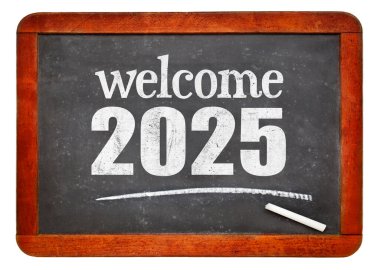 Hoşgeldiniz 2025 - Beyaz üzerine izole edilmiş eski bir tahta üzerine yeni yıl konsepti