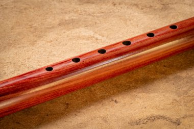 Amerikan usulü flüt aromatik sedir ağacından sanat kağıdına karşı el yapımı.