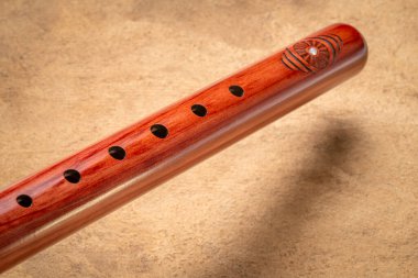 Amerikan usulü flüt aromatik sedir ağacından sanat kağıdına karşı el yapımı.
