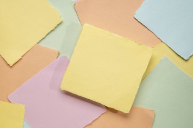 Pastel renklerde rastgele kare kağıt notların arkaplanı