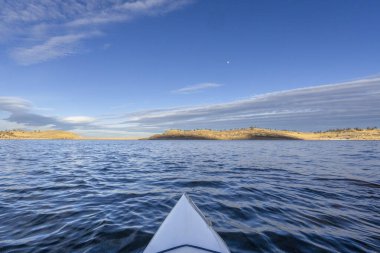 Fort Collins, Colorado yakınlarındaki Horsetooth Rezervuarında kano ya da kış günbatımı kanosu - POV Paddler perspektifi
