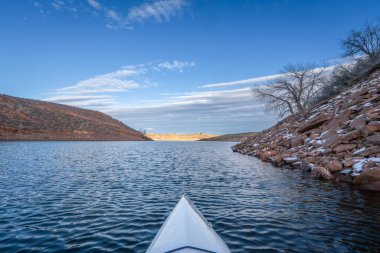 Fort Collins, Colorado yakınlarındaki Horsetooth Rezervuarında kano ya da kış günbatımı kanosu - POV Paddler perspektifi