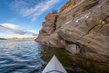 Fort Collins, Colorado yakınlarındaki Horsetooth Rezervuarında kış kanosu ya da kano - POV Paddler perspektifi