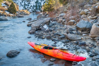 bir yandan çarklı nehir kıyısında - Arkansas Nehri, Colorado kış manzarası ile Whitewater kayık