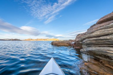 Fort Collins, Colorado yakınlarındaki Horsetooth Rezervuarında kış kanosu ya da kano - POV Paddler perspektifi