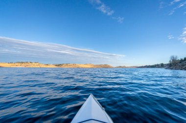 Fort Collins, Colorado yakınlarındaki Horsetooth Rezervuarında kano ya da kış günbatımı kanosu - POV Paddler perspektifi
