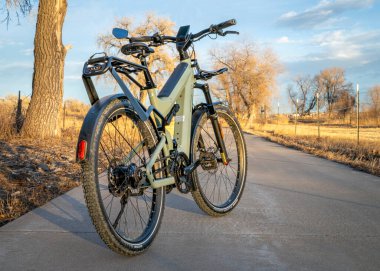 Windsor, CO, ABD - 1 Şubat 2025: Superdelite, e-motor Riese & Muller tarafından Colorado 'da bisiklet parkurunda.