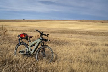Lothe, CO, ABD - 2 Şubat 2025: Superdelite, Riese & Muller tarafından Colorado eteklerindeki bir çayır bisikletçiliğinde geliştirilmiş e-bisiklet.