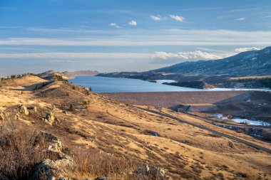 Atdiş Barajı Kuzey Colorado 'daki Rocky Dağları eteklerinde, kış manzarası