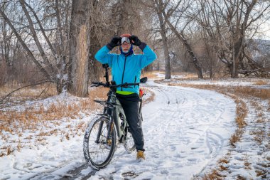 Kuzey Colorado 'da Poudre River Trail' de gezici elektrikli bisikleti olan son sınıf erkek bisikletçi.