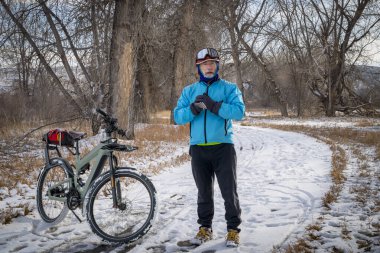 Kuzey Colorado 'da Poudre River Trail' de gezici elektrikli bisikleti olan son sınıf erkek bisikletçi.