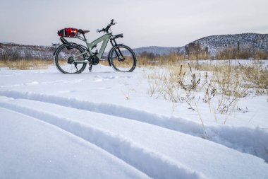 Colorado eteklerinin soğuk kış manzarasında elektrikli bisiklet turu