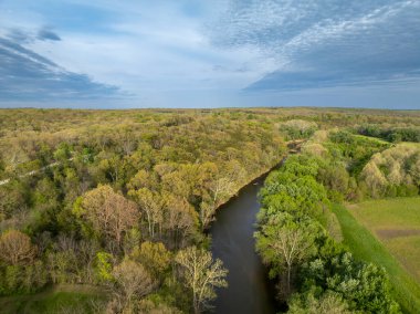 Bahar mevsiminde Rosebud, Missouri yakınlarındaki Bourbeuse Nehri, hava manzarası