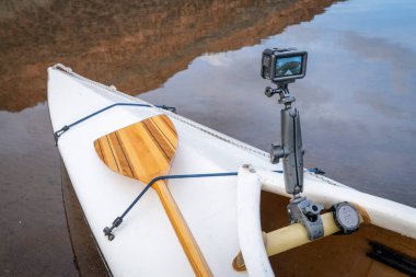Fort Collins, CO, ABD - 20 Mart 2025: Su geçirmez DJI Action 5 kamera, RAM monte edilmiş güverteli bir kano üzerinde.