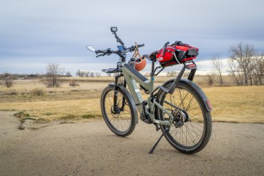 Fort Collins, CO, ABD - 21 Mart 2025: Superdelite, Riese Muller 'in gelişmiş turne e-bisikleti Colorado kırsalının ilk dönemlerinde.
