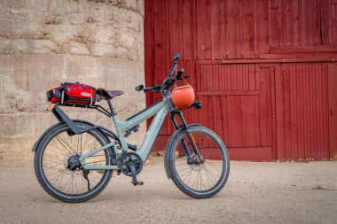 Fort Collins, CO, ABD - 21 Mart 2025: Superdelite, Riese Muller tarafından Colorado 'daki eski ahırda geliştirilmiş bir elektronik bisiklet turu.