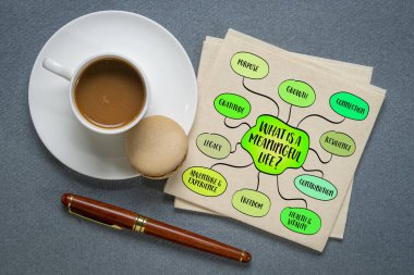 Anlamlı bir hayat nedir? Yüzyıllardır düşünürlerin, dini liderlerin ve sıradan insanların araştırdığı ebedi felsefi bir araştırma. Bilgi grafikleri çizimi.