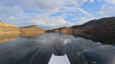 Colorado 'daki Horsetooth kanyonunun sakin sularında kürek çekmek POV kürekçi perspektifi