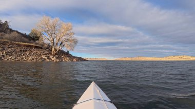 Fort Collins, Colorado yakınlarındaki Horsetooth Rezervuarında kış kanosu ya da kano - POV Paddler perspektifi