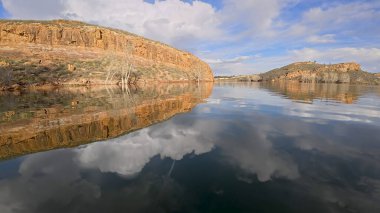 Colorado 'daki Horsetooth Kanyonundaki sakin su, POV Paddler perspektifi