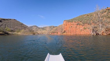 Colorado 'da Horsetooth Reservoir' ın kumtaşı kanyonunda kürek çekmek - POV kürekçi perspektifi