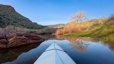 Fort Collins, Colorado yakınlarındaki Horsetooth Rezervuarında kış kanosu ya da kano - POV Paddler perspektifi
