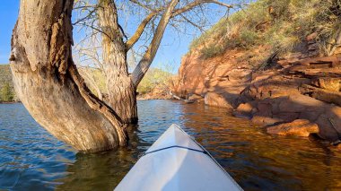 Fort Collins, Colorado yakınlarındaki Horsetooth Barajı 'nın kumtaşı kanyonunda kano ya da kano - POV Paddler perspektifi