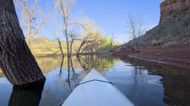 Fort Collins, Colorado yakınlarındaki Horsetooth Barajı 'nın kumtaşı kanyonunda kano ya da kano - POV Paddler perspektifi