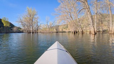 Fort Collins, Colorado yakınlarındaki Horsetooth Barajı 'nda kano ya da kano sporu.