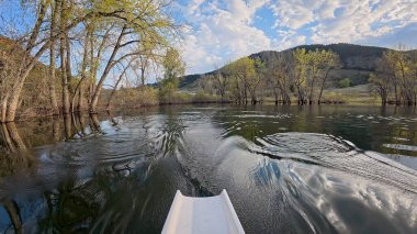 Rocky Dağları 'nın eteklerindeki sakin bir gölden kürek manzarası - kürekçi bakış açısı