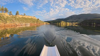 Rocky Dağları 'nın eteklerindeki sakin bir gölden kürek manzarası - kürekçi bakış açısı