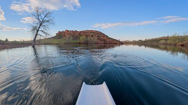 Rocky Dağları 'nın eteklerindeki sakin bir gölden kürek manzarası - kürekçi bakış açısı