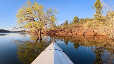 Fort Collins, Colorado yakınlarındaki Horsetooth Rezervuarında kano ya da kano sporu - POV Paddler perspektifi
