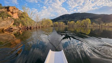 Rocky Dağları 'nın eteklerindeki sakin bir gölden kürek manzarası - kürekçi bakış açısı