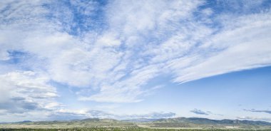 Kuzey Colorado 'daki Fort Collins ve eteklerin üzerindeki dramatik bulutlu hava manzarası.