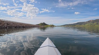 Fort Collins, Colorado yakınlarındaki Horsetooth Reservoir 'da bir baraj boyunca kano ya da kano gezisi - POV Paddler perspektifi