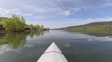 Fort Collins, Colorado yakınlarındaki sakin bir Horsetooth Rezervuarında kano ya da kano gezisi